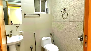 Phòng Deluxe (Master Room) | Phòng tắm | Buồng tắm vòi sen, dép đi trong nhà, khăn tắm, xà phòng