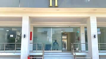 Un edificio con un letrero que dice 'Irenic II' y una escalera que lleva a la entrada.