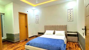Deluxe Room | Iron/ironing board, free WiFi, bed sheets, wheelchair access
