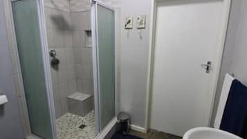 Comfort Triple Room, Patio, Garden View | Bathroom