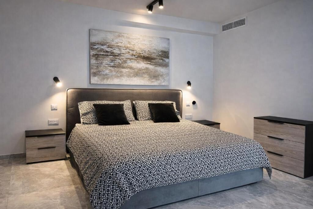 Suíte superior, sacada, vista para a cidade | Cortinas blackout, quartos à prova de som, ferros/tábuas de passar roupa