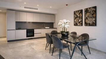 Superior Suite, Balcony, City View | Dining