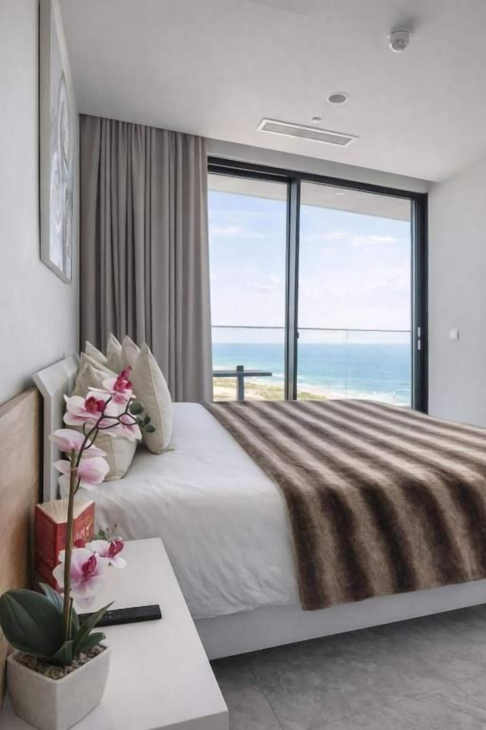 Apartamento com design assinado, sacada, vista para o oceano | Cortinas blackout, quartos à prova de som, ferros/tábuas de passar roupa