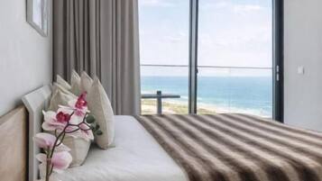 Apartamento com design assinado, sacada, vista para o oceano | Cortinas blackout, quartos à prova de som, ferros/tábuas de passar roupa