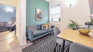 Apartamento luxo, 2 quartos | Área de estar
