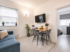 Appartement classique, 2 chambres | Aire de séjour
