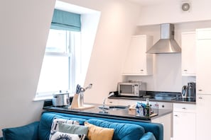 Refrigerador con freezer, microondas, horno, placa de cocina