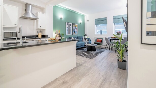 Um apartamento moderno com cozinha, sala de estar e espaço para refeições.