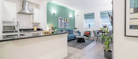 Departamento Premium, 2 habitaciones | Cocina privada | Refrigerador con congelador, microondas, horno y parrilla de estufa