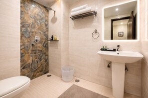 Deluxe Double Room, City View | Bilik Mandi | Kelengkapan dandanan diri percuma, tuala disediakan, sabun, syampu 