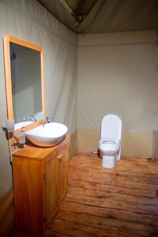 Douche, articles de toilette gratuits, chaussons, serviettes fournies