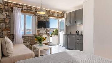 In-room safe, soundproofing, iron/ironing board, free WiFi