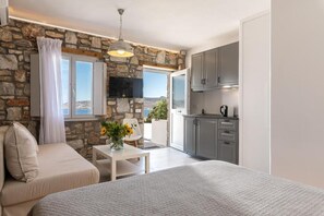 In-room safe, soundproofing, iron/ironing board, free WiFi - Aegean View Apartments (Ornos)