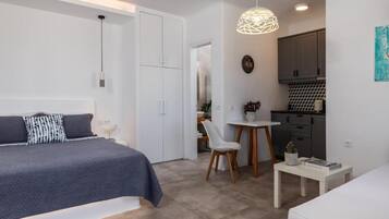 In-room safe, soundproofing, iron/ironing board, free WiFi