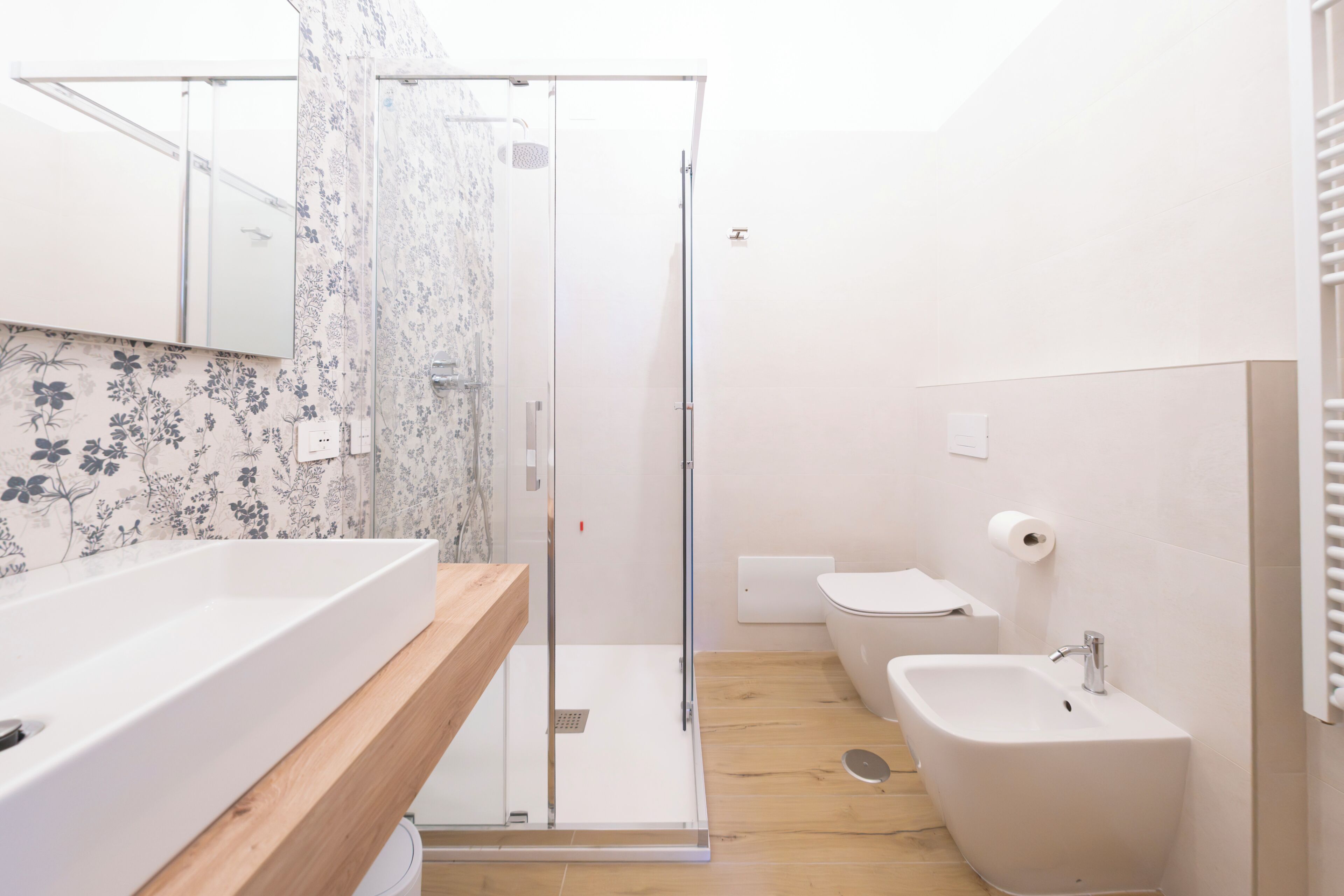 Douche, sèche-cheveux, bidet, serviettes fournies