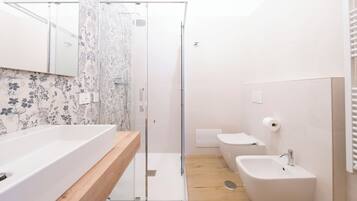 Douche, sèche-cheveux, bidet, serviettes fournies