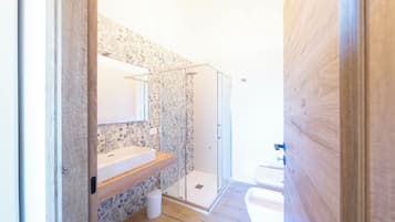 Een douche, een haardroger, een bidet, handdoeken