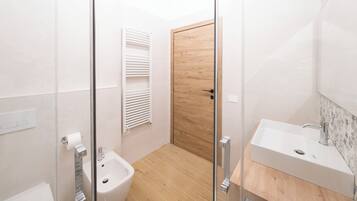 Een douche, een haardroger, een bidet, handdoeken
