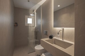 Bathroom - AIORA Urban Oasis - Rooftop Jacuzzi & BBQ (Thessaloniki)