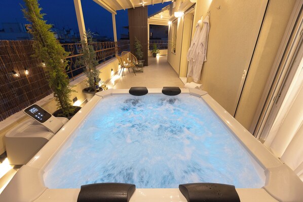 Terrace/patio - AIORA Urban Oasis - Rooftop Jacuzzi & BBQ (Thessaloniki)