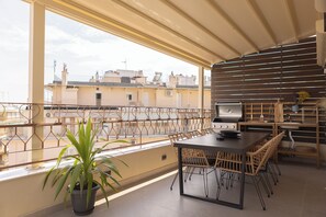 Outdoor dining - AIORA Urban Oasis - Rooftop Jacuzzi & BBQ (Thessaloniki)