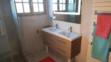 Dusche, Haartrockner, Handtücher, Toilettenpapier