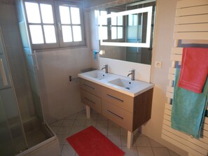 Dusche, Haartrockner, Handtücher, Toilettenpapier