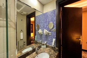 Shower, hair dryer, towels, soap - Vercure Jeddah Hotel (Jeddah Alhamraa)