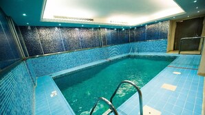 A swimming pool with blue tiled walls and a clear blue pool. - Vercure Jeddah Alhamra Hotel (Jeddah)