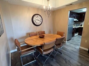 Dining - 2bd Condo- 8th floor-stunning mountain views- hot tub (Sugar Mountain)