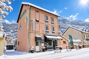 A hotel with a bar and restaurant on the ground floor, surrounded by snow-covered mountains. - Ice Rock Brasil - Hôtel et restaurant Brésilien (L'Argentière-la-Bessée)
