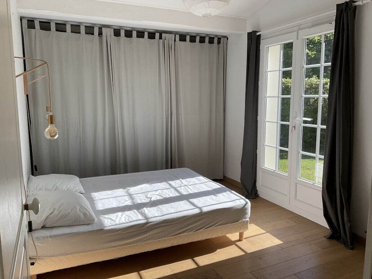5 bedrooms, iron/ironing board, travel crib, WiFi