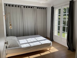A room with a bed, a window with curtains, and a door. - Maison au calme à La Garde, entre mer et Provence (La Garde)