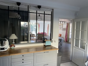A kitchen with a wooden countertop, a toaster, a kettle, and a bowl of fruit. - Maison au calme à La Garde, entre mer et Provence (La Garde)