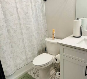 Secadora de cabello, toallas, jabón, papel de baño 
