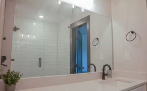 SĂšche-cheveux, serviettes fournies, savon, papier toilette