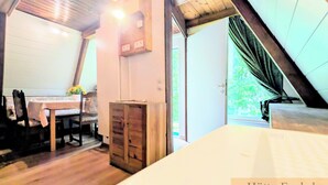 Dining - Cozy hut ''Fuchsbau'' in the middle of the forest. Pet friendly! (Eibenstock)