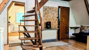 Living area - Cozy hut ''Fuchsbau'' in the middle of the forest. Pet friendly! (Eibenstock)