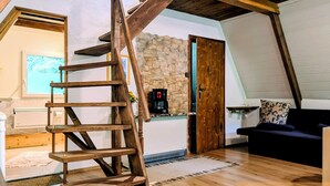 Living area - Cozy hut ''Fuchsbau'' in the middle of the forest. Pet friendly! (Eibenstock)