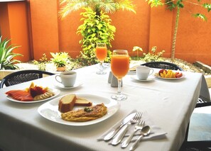 Free daily cooked-to-order breakfast - Mare ApartaSuite (Cali)