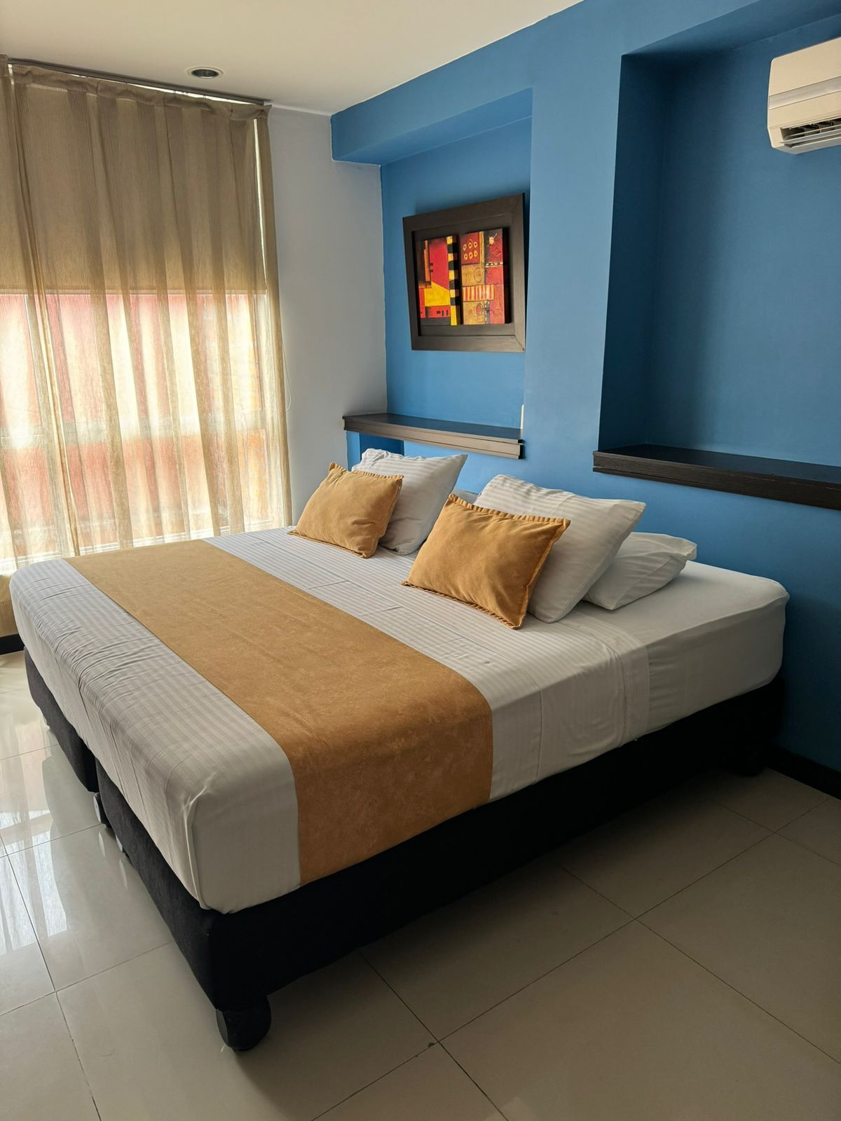 Colchones con pillow-top, cortinas blackout, wifi gratis y ropa de cama 