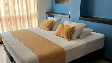 Colchones con pillow-top, cortinas blackout, wifi gratis y ropa de cama