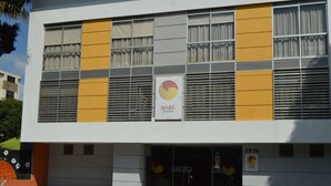 Un edificio de diseño moderno, con un logotipo destacado y señalización que indica que es un establecimiento MARE.