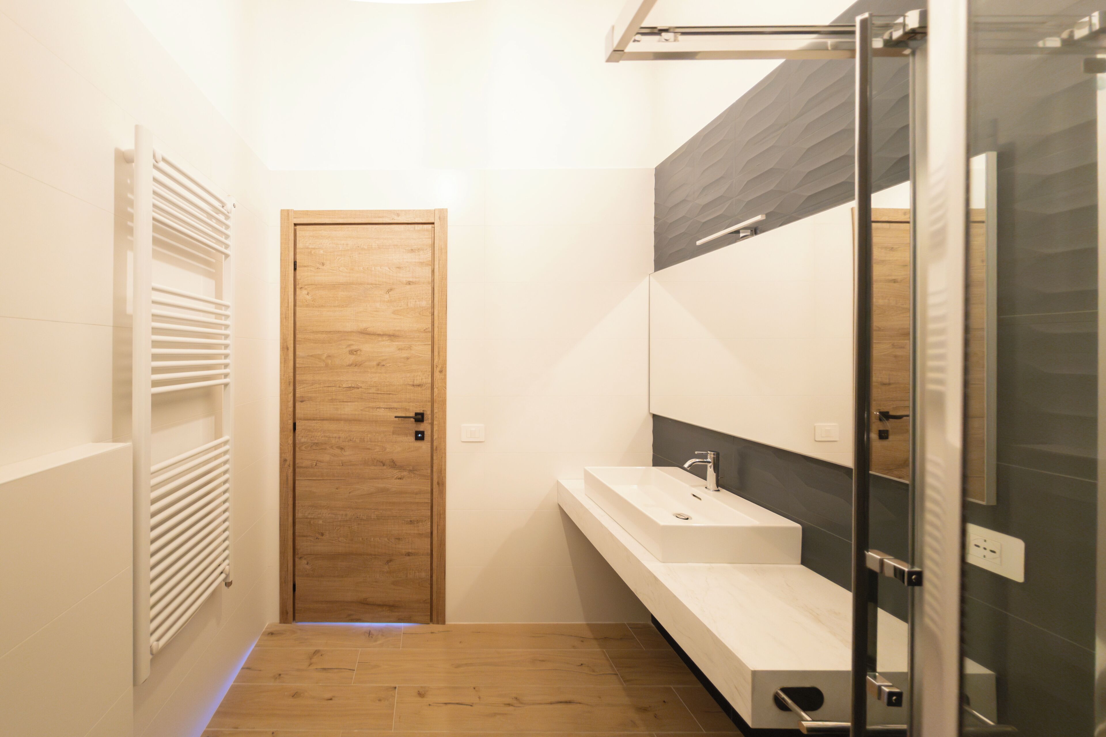 Een douche, een haardroger, een bidet, handdoeken