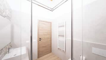 Een douche, een haardroger, een bidet, handdoeken