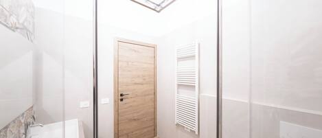 Regadera, secadora de cabello, bidet, toallas