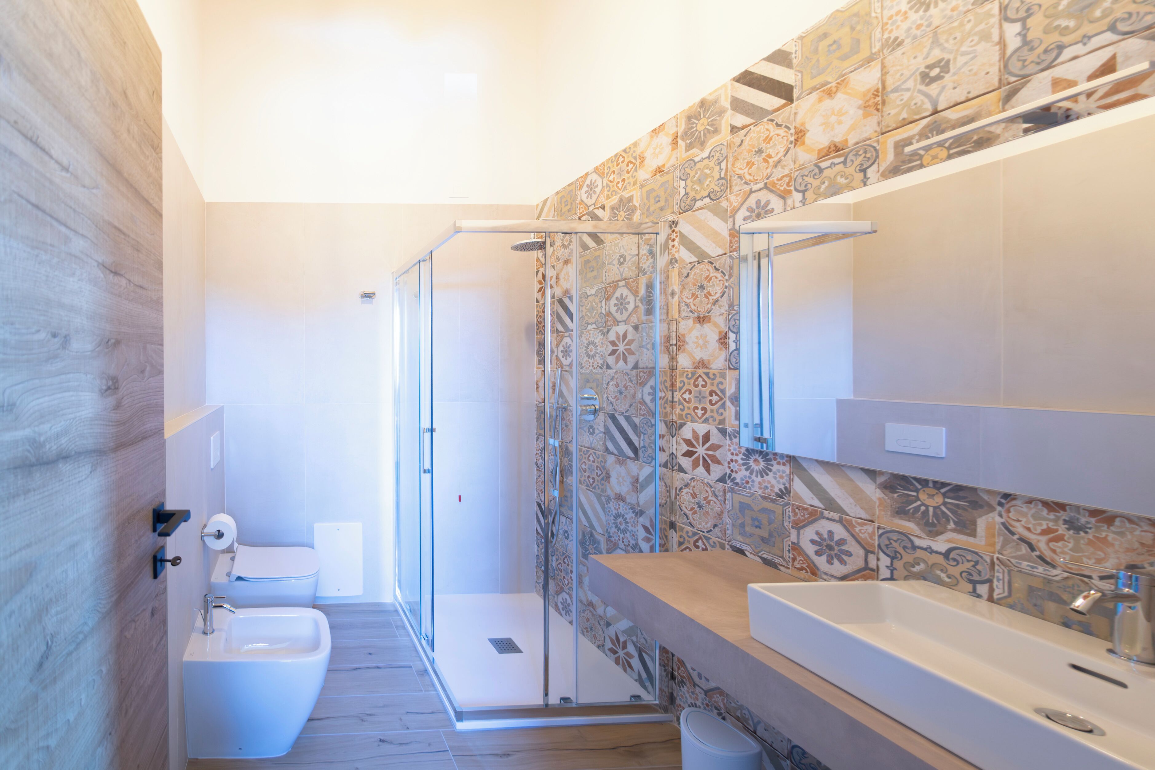 Douche, sèche-cheveux, bidet, serviettes fournies