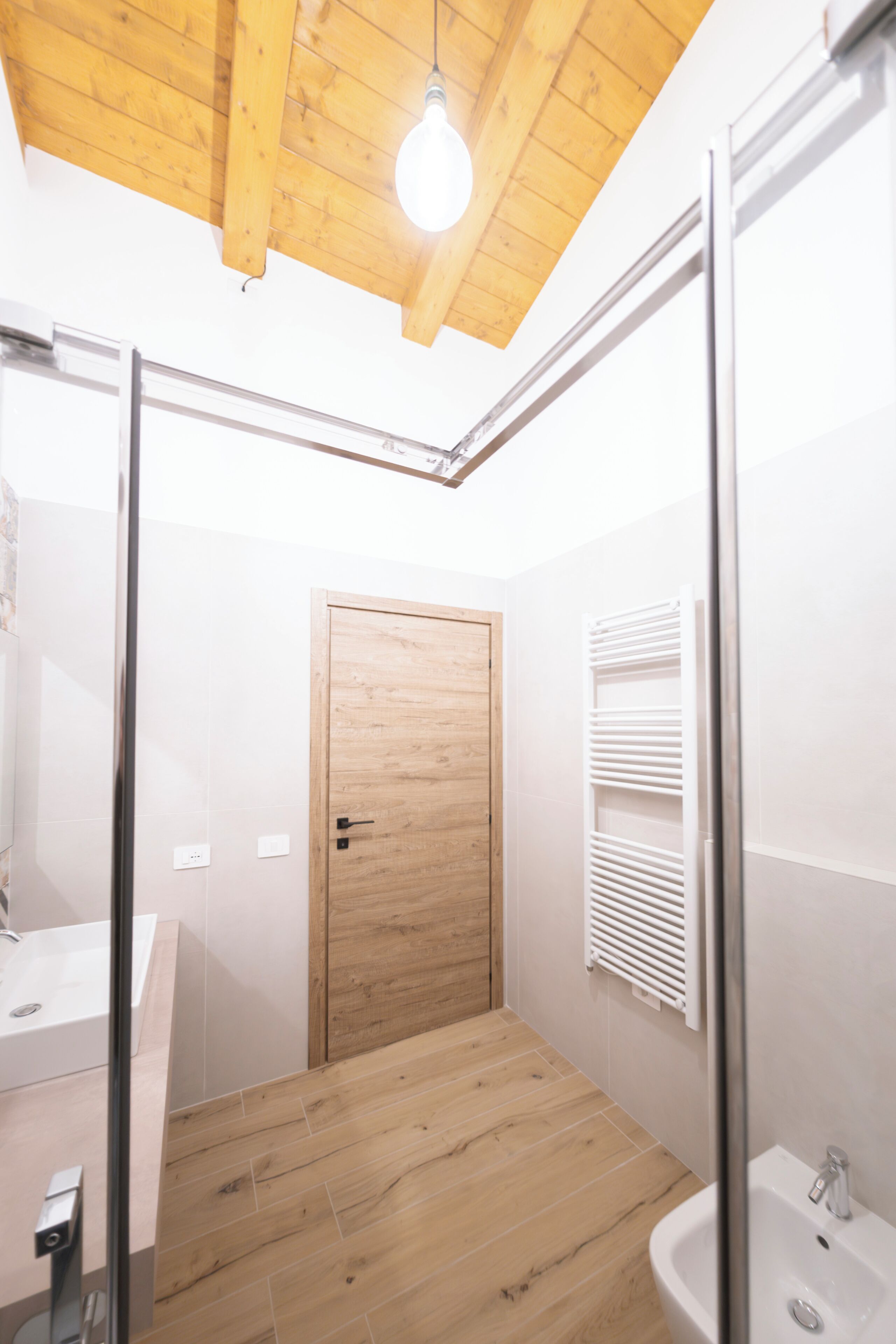 Een douche, een haardroger, een bidet, handdoeken