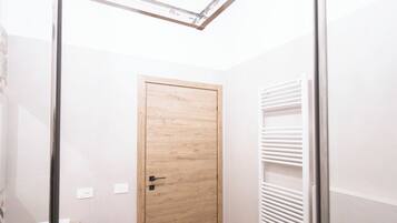 Een douche, een haardroger, een bidet, handdoeken
