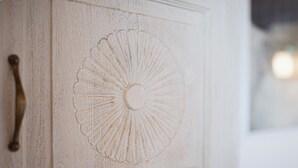 Ein Holzkabinett mit floraler Schnitzerei.